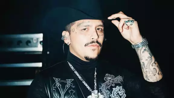 Christian Nodal advirtió que no fue una buena idea colocarse diamantes en los dientes Christian Nodal advirtió que no fue una buena idea colocarse diamantes en los dientes
