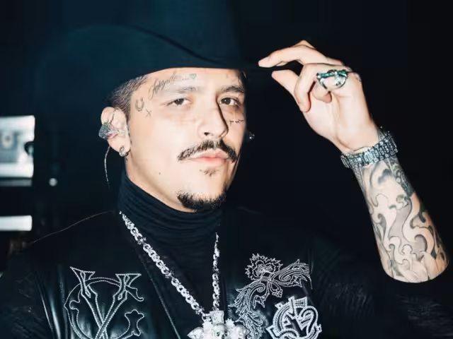 Christian Nodal advirtió que no fue una buena idea colocarse diamantes en los dientes