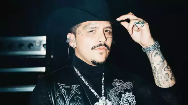 Christian Nodal advirtió que no fue una buena idea colocarse diamantes en los dientes