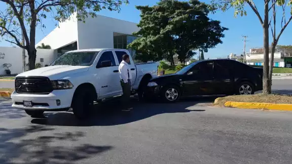Solo causó daños materiales en ambos vehículos