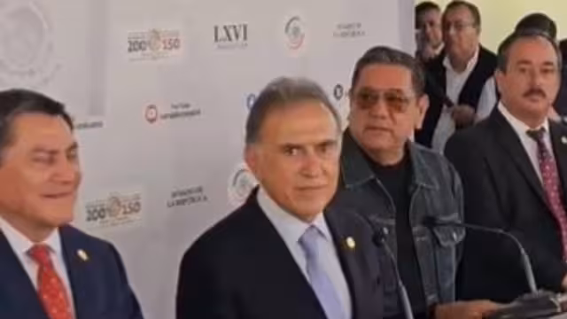 Miguel Ángel Yunes Linares tuvo un desencuentro con el senador del PAN Marko Cortés, al asumir como senador suplente ante la licencia solicitada por su hijo
