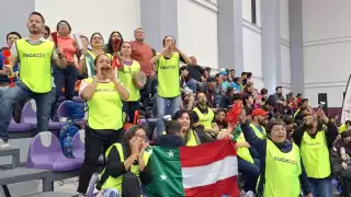 Sin importar las extensas jornadas de competencia, los familiares permanecieron apoyando a los suyos