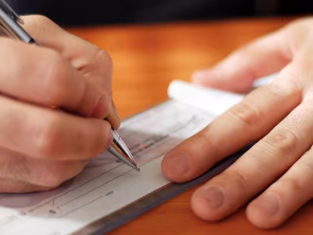 Las mujeres huyeron con las pertenencias de la mujer mayor