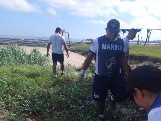 Marina limpia Playa Bonita y recolecta 236 kg de desechos sólidos y PET