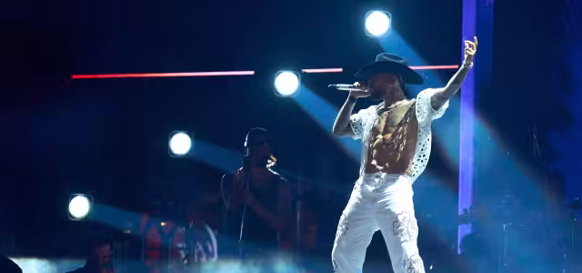 Con sombrero y tenis, el colombiano salió al escenario en la final en Monterrey