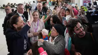 Mexicanos en Canadá reciben a la Presidenta Sheinbaum y le agradecen todo lo que ha hecho por México