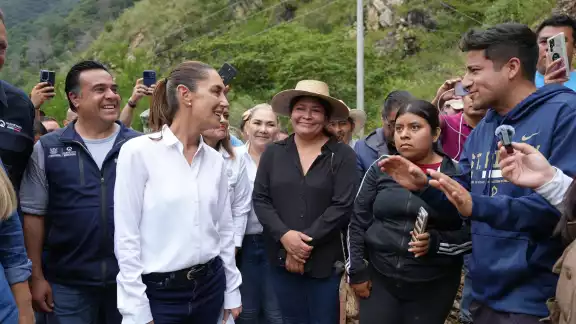 La mandataria escuchó a las personas afectadas en la comunidad. La mandataria escuchó a las personas afectadas en la comunidad.
