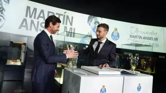 Anselmi es oficialmente el nuevo director técnico del Porto de Portugal. Anselmi es oficialmente el nuevo director técnico del Porto de Portugal.