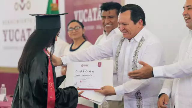 El Gobernador de Yucatán asistió a las ceremonias de graduación en algunos planteles.