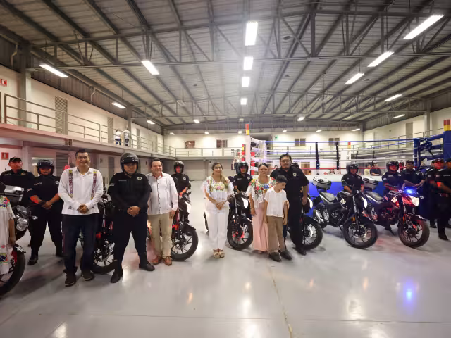 Huacho Díaz y Beto Parra hacen entrega de motocicletas en Ticul.