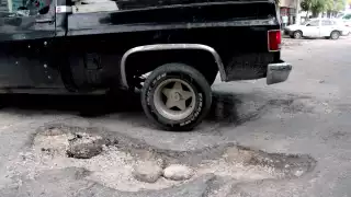 Conductores de Cancún gastan hasta 9 mil pesos anuales en daños por culpa de baches