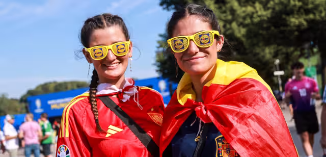 Aficionados de España llegan al estadio de Munich para ver la Semifinal 