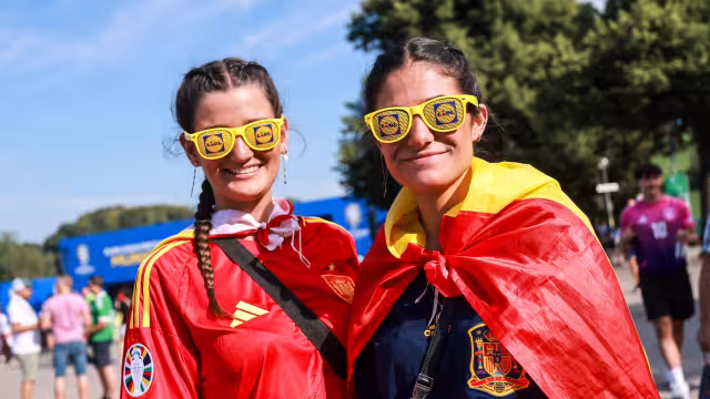 Aficionados de España llegan al estadio de Munich para ver la Semifinal 
