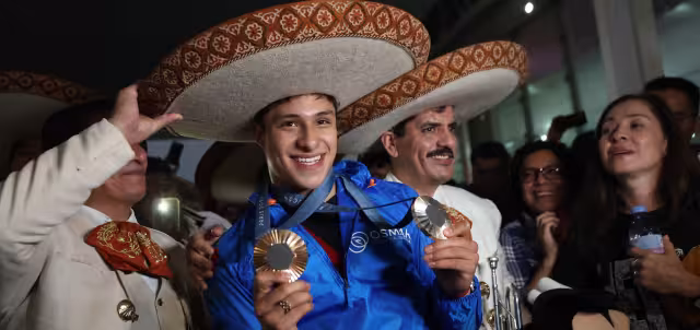 El cielito lindo se hizo escuchar en el aeropuerto de la CDMX