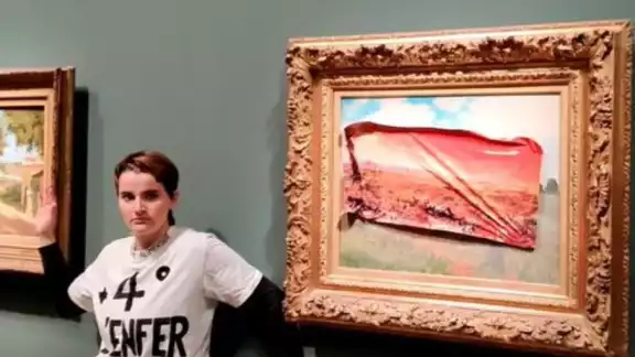 Una activista vandalizó la obra "Campo de amapolas" de Claude Monet en el Museo de Orsay en París Una activista vandalizó la obra "Campo de amapolas" de Claude Monet en el Museo de Orsay en París