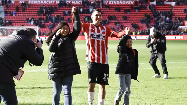 El Chucky Lozano junto a su familia