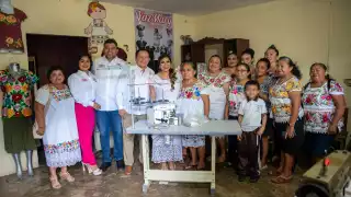 El Gobernador Joaquín Díaz Mena provee equipo de trabajo a bordadoras