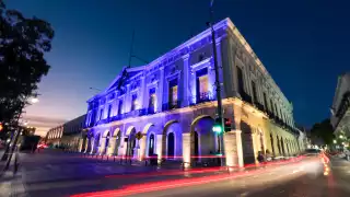Palacio de gobierno de Yucatán se ilumina de azul para solidarizarse con las personas autistas