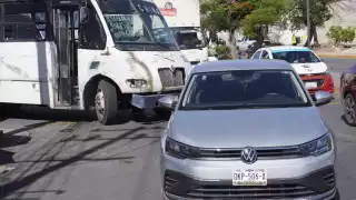 Imprudencia de chofer urbano causa accidente en ruta a Chiná