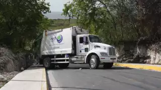 Camión de Red Ambiental paraliza tránsito al quedarse varado en el Sendero Seguro de Campeche