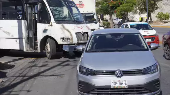 Camión impacta a coche con preferencia en cruce de calles Camión impacta a coche con preferencia en cruce de calles
