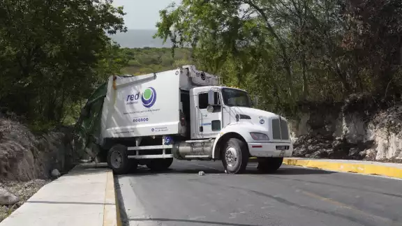 Vehículo de recolección se queda a medio camino en el Sendero Seguro Vehículo de recolección se queda a medio camino en el Sendero Seguro