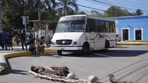Los habitantes de Lerma retuvieron una unidad de transporte de la cooperativa Alianza Moderna en protesta por el deficiente servicio y las malas condiciones de los autobuses Los habitantes de Lerma retuvieron una unidad de transporte de la cooperativa Alianza Moderna en protesta por el deficiente servicio y las malas condiciones de los autobuses