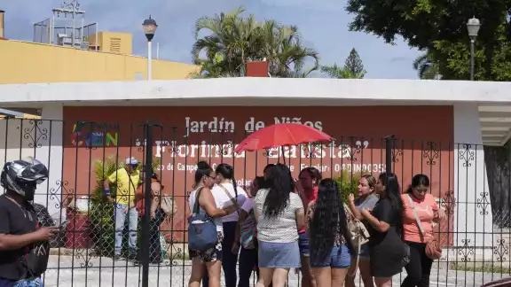 Madres protestan por cierre de baños en kínder de Campeche Madres protestan por cierre de baños en kínder de Campeche