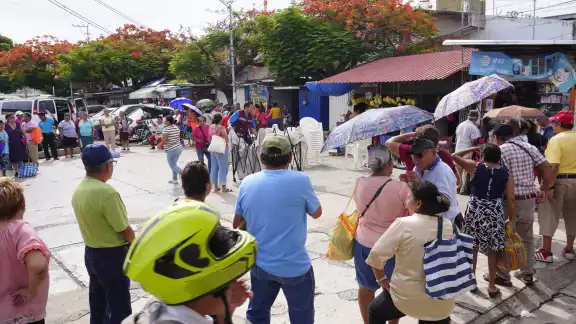 Hacen larga fila en Cmapeche para obtener su tarjeta Ko´ox Hacen larga fila en Cmapeche para obtener su tarjeta Ko´ox