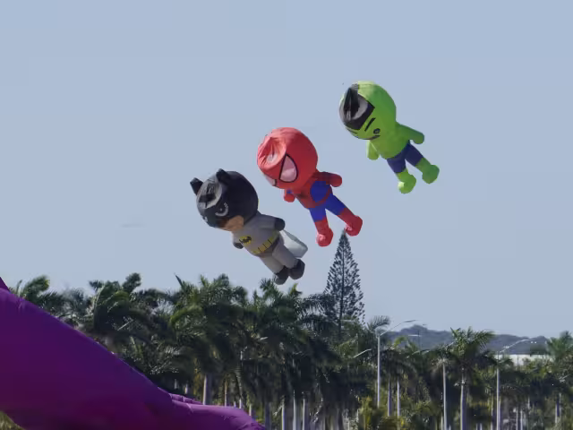 superhéroes volando en Campeche