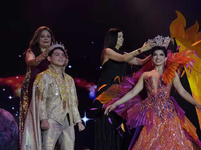 La magna velada estuvo llena de mucho color y ritmo; el artista invitado conquistó al público