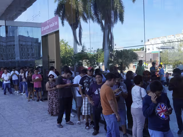 Hoy 8 mil personas acudieron  al pago de refrendó vehicular