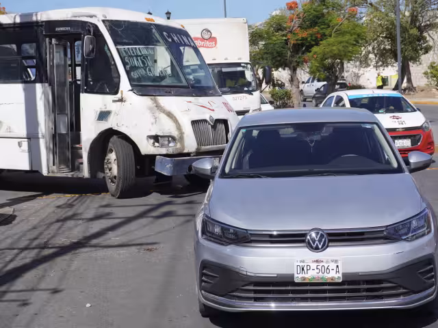 Camión impacta a coche con preferencia en cruce de calles