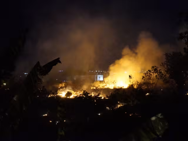 Pasada las 18:00 horas se notó la presencia de las llamas