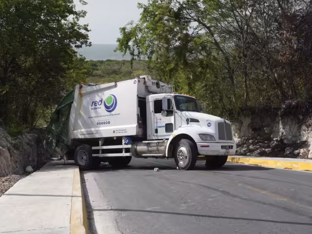 Vehículo de recolección se queda a medio camino en el Sendero Seguro