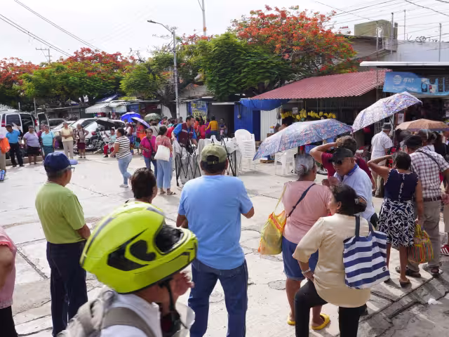 Hacen larga fila en Cmapeche para obtener su tarjeta Ko´ox