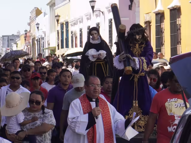 Fe y tradición llenan las calles del Centro Histórico con el viacrucis de la Catedral