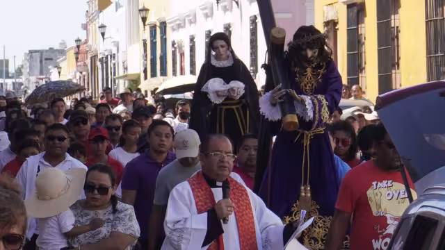 Fe y tradición llenan las calles del Centro Histórico con el viacrucis de la Catedral
