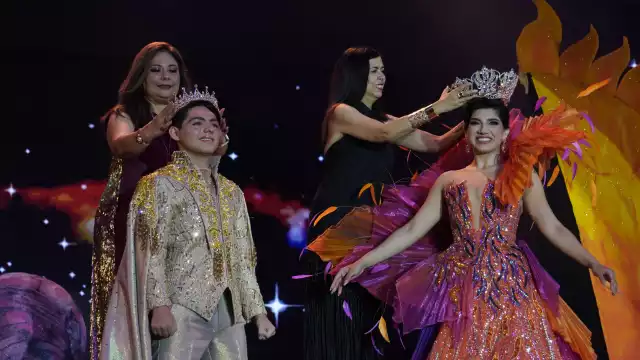 La magna velada estuvo llena de mucho color y ritmo; el artista invitado conquistó al público