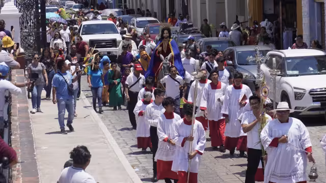 Cientos participan en procesión del Domingo de Ramos en Campeche