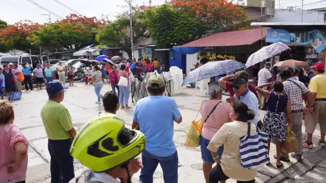 Hacen larga fila en Cmapeche para obtener su tarjeta Ko´ox