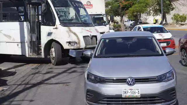Camión impacta a coche con preferencia en cruce de calles