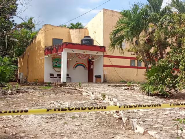 Los ladrones habían roto una ventana para así ingresar al edificio y cometer el robo