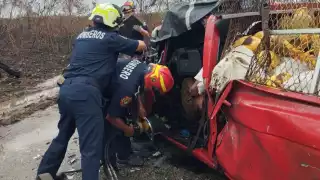 Recurren a 'quijadas de la vida' para rescatar a conductor que terminó prensado en Tizimín