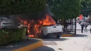 Normalistas de Ayotzinapa incendian vehículos y vandalizan Congreso de Guerrero