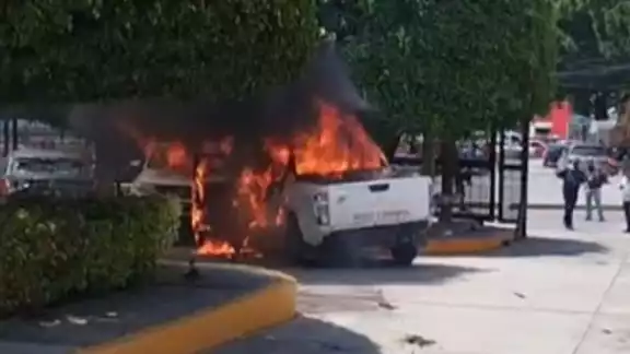 Estudiantes de la Normal de Ayotzinapa incendiaron varios vehículos pertenecientes a trabajadores del Congreso de Guerrero Estudiantes de la Normal de Ayotzinapa incendiaron varios vehículos pertenecientes a trabajadores del Congreso de Guerrero