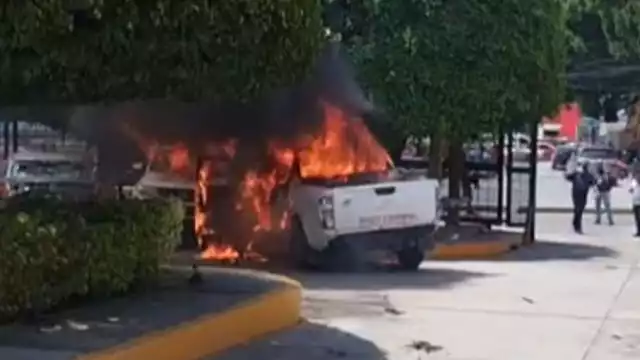 Estudiantes de la Normal de Ayotzinapa incendiaron varios vehículos pertenecientes a trabajadores del Congreso de Guerrero
