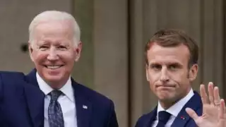 Emmanuel Macron recibe a Joe Biden en una solemne ceremonia en París
