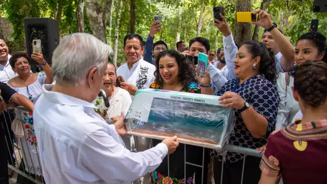 Artesanos de la localidad de Xbacab le dieron una réplica del Tren Maya de madera