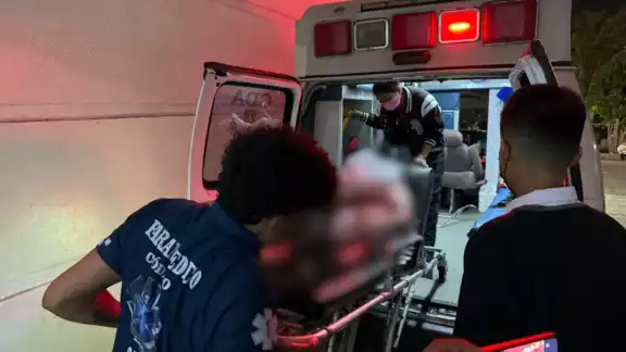 Después de ser ataco, huyó a un minisuper pidiendo ayuda, donde un trabajador llamó a emergencias Después de ser ataco, huyó a un minisuper pidiendo ayuda, donde un trabajador llamó a emergencias